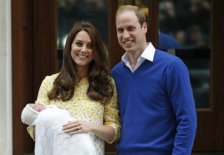 Princ William a vévodkyn Kate s novorozenou princeznou Charlotte.