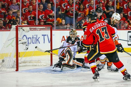 Hrái Calgary Flames porazili Anaheim a sníili stav série.