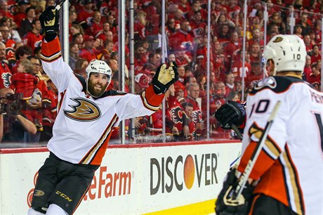 Patrick Maroon z Anaheimu oslavuje svj gól.