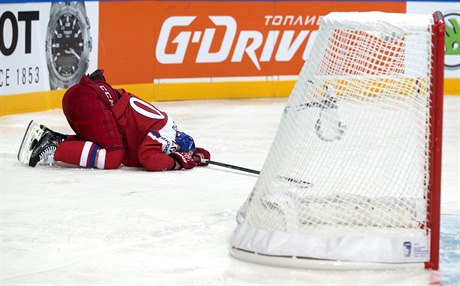 BOLESTIVÝ ZÁKROK. Jakub Klepi schytal v zápase s Lotyskem nkolik bolestivých...