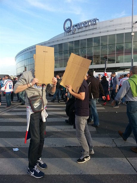 KOUPÍM! Vtina fanouk se ale lístk na zápas s Kanadou nedokala, pemrtnou cenu od pekupník ei zaplatit nechtli.