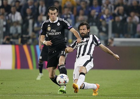 PIJDE SKLUZ? Gareth Bale z Realu Madrid, jeho stíhá Andrea Pirlo.