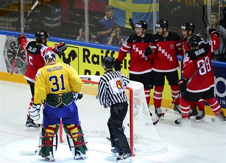 Hokejisté Kanady se radují z tetího gólu proti védsku.