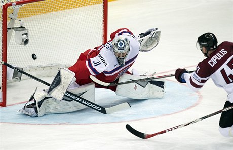 JEDEN Z MÁLA ZÁKROK. Ondej Pavelec od svého píchodu do brány moc stel...