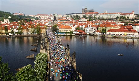 KARLV MOST. Maratonci se probhli na turisticky nejádanjích místech Prahy.