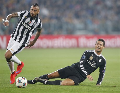 Cristiano Ronaldo (vpravo) nezastavil Artura Vidala z Juventusu.