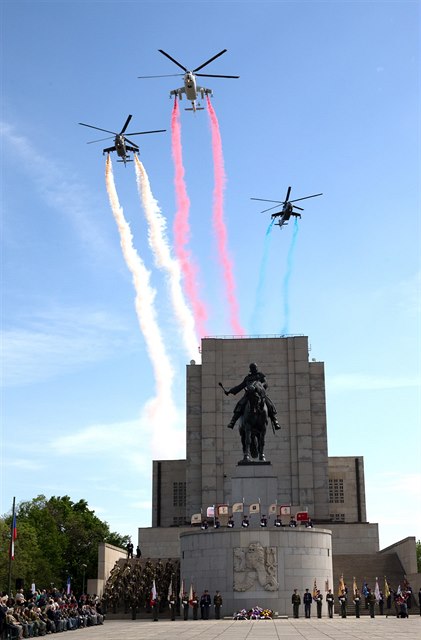 Nad hlavami pítomných peletly ti vrtulníky Mi-24 vypoutjící kou v...