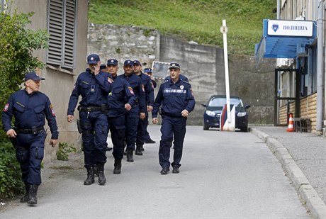 Bosenská policie ped místem útoku, policejní stanicí ve mst Zvornik.