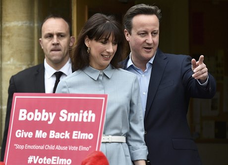 David Cameron s manelkou Samanthou odevzdali hlas ve volební místnosti.