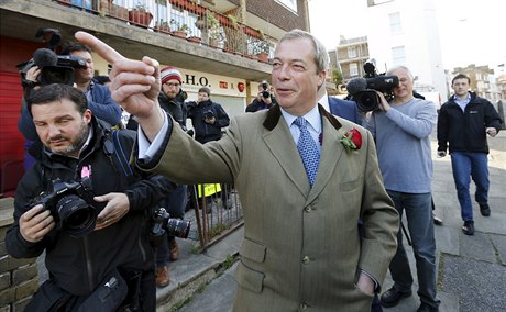 Nigel Farage, pedseda strany UKIP, pdchází z volební místnosti.