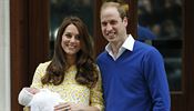 Princ William a vvodkyn Kate s novorozenou princeznou Charlotte.