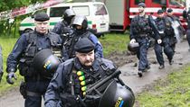 Policisté vyzbrojeni gumovými projektily se připravují na zásah | na serveru Lidovky.cz | aktuální zprávy