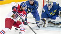 TLAK DO BRANKY. Jakub Voráček se snaží s kotoučem natlačit před švédského... | na serveru Lidovky.cz | aktuální zprávy