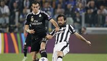 PIJDE SKLUZ? Gareth Bale z Realu Madrid, jeho sth Andrea Pirlo.