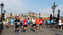 KARLV MOST. Maratonci se probhli na turisticky nejdanjch mstech Prahy.