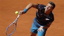 Tomáš Berdych servíruje v semifinále madridského turnaje proti Rafaelu Nadalovi. | na serveru Lidovky.cz | aktuální zprávy