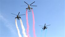 Nad hlavami přítomných přeletěly tři vrtulníky Mi-24 vypouštějící kouř v... | na serveru Lidovky.cz | aktuální zprávy