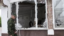 Eduard Basurin, jeden ze separatistickch velitel, obhl trosky budovy v...
