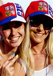‚Ať dostanou přednost věrní fandové.‘ Koho na Euru pustit do hlediště a kdo bude mít smůlu? ČESKÁ KRÁSA. Blonďaté fanynky před pražskou O2 arenou vyhlíží začátek duelu... | na serveru Lidovky.cz | aktuální zprávy