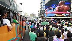 Hektické ulice Manily se díky obrazovkám zmnily ve fanoukovskou zónu.