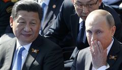 Ruský prezident Putin a ínský prezident Xi Jinping sledují pehlídku.