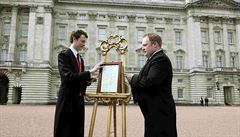 Stojan umístn na nádvoí Buckinghamského paláce oznamuje, e se narodila...