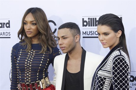 Návrháem Balmain je devtadvacetiletý designér z Bordeaux Olivier Rousteing