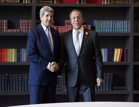 Ministi zahranií Ruska a USA Sergej Lavrov a John Kerry.