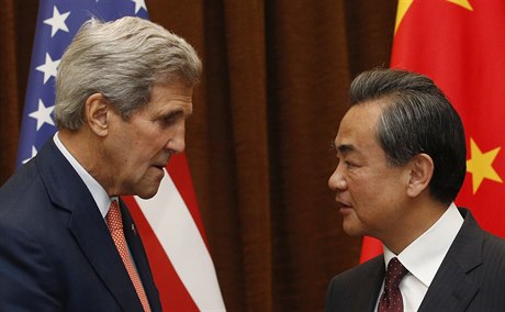 Americký ministr zahranií John Kerry se svým ínským protjkem Wang Iem