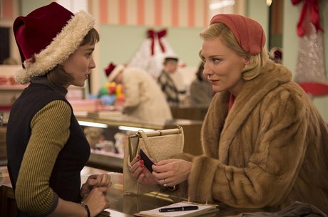 Pohledy mluví jasn. Prodavaka Therese (Rooney Maraová) a zákaznice Carol (Cate Blanchettová) v newyorském obchodním dom. 