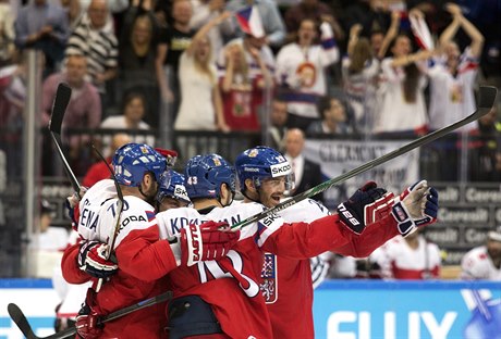 etí hokejisté oslavují vítzství v utkání nad výcarskem.