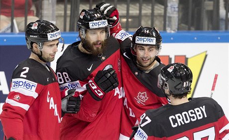 Hokejisté Kanady se radují z gólu v zápase proti Blorusku.