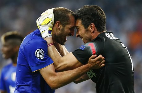 Opory Juventusu Giorgio Chiellini a Gianluigi Buffon se radují po postupu do...