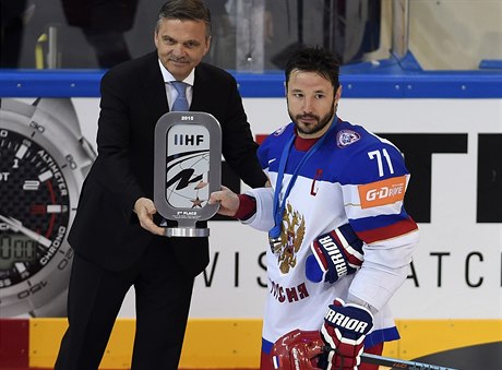 Ilja Kovaluk z Ruska (vpravo) pebírá pohár za druhé místo od prezidenta IIHF...