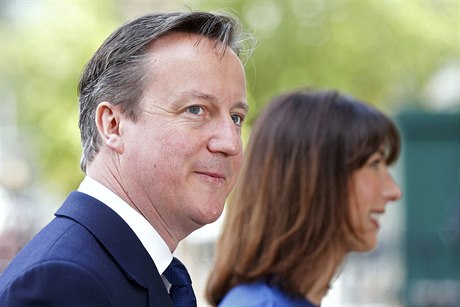 David Cameron, staronový premiér Velké Británie. V pozadí Cameronova manelka...