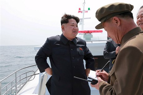Kim ong-un dohlíí na test podmoské balistické stely (snímek vydaný...