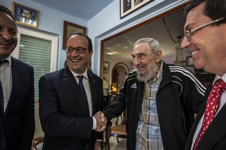 Francouzský prezident se na Kub seel také s Fidelem Castrem.