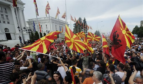 Protestující mávají makedonskými i albánskými vlajkami. Vichni chtjí, aby...