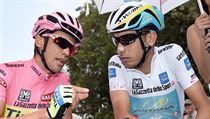 Alberto Contador (vlevo) i Ital Fabio Aru v diskuzi.