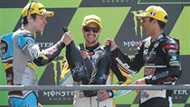 Stupn vtz po Moto2. Zleva: Tito Rabat, Thomas Luthi a Johann Zarco.