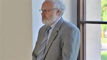 Státní zástupce Petr Jirát čeká na chodbě Krajského soudu v Praze. | na serveru Lidovky.cz | aktuální zprávy