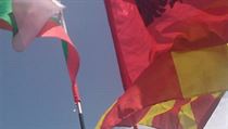 Bulharsk, albnsk a makedonsk vlajka pohromad na protestech ve Skopje.