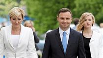 Andrzej Duda se svou enou Agatou a dcerou Kingou pichz k prvnmu kolu...