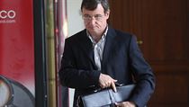 Rathovi cesta k soudu zdravotně neprospívá, říká jeho advokát. Soudce ale účast... Rathovi cesta k soudu zdravotně neprospívá, říká jeho advokát. Soudce ale účast...