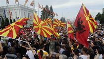 Protestujc mvaj makedonskmi i albnskmi vlajkami. Vichni chtj, aby...
