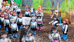 Historické postavy ztvárují figurky ze stavebnice Playmobil.