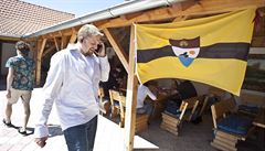 Improvizované velvyslanectví Liberlandu a telefonující Vít Jedlika.