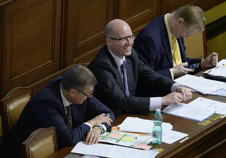 Ministr financí Andrej Babi, premiér Bohuslav Sobotka a vicepremiér Pavel...