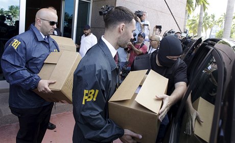 Agenti FBI vynáejí krabice s dkazy ze sídla CONCACAFu, která je jednou z konfederací pod FIFA.
