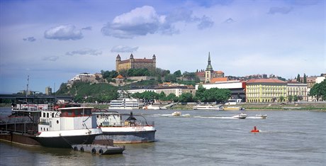 Po Dunaji je to do Vídn pár desítek minut a rychlolod jezdí pkn z centra do...